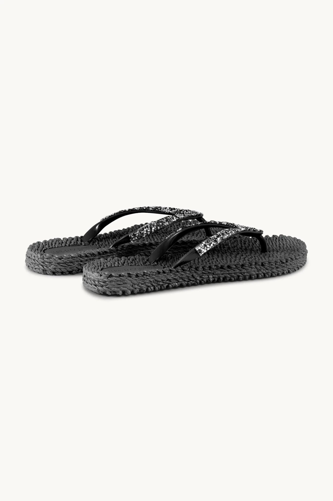 Ilse Jacobsen 155224 flip-flops med rhinestones og strukturerede såler – elegante, glitrende sorte sandaler.
