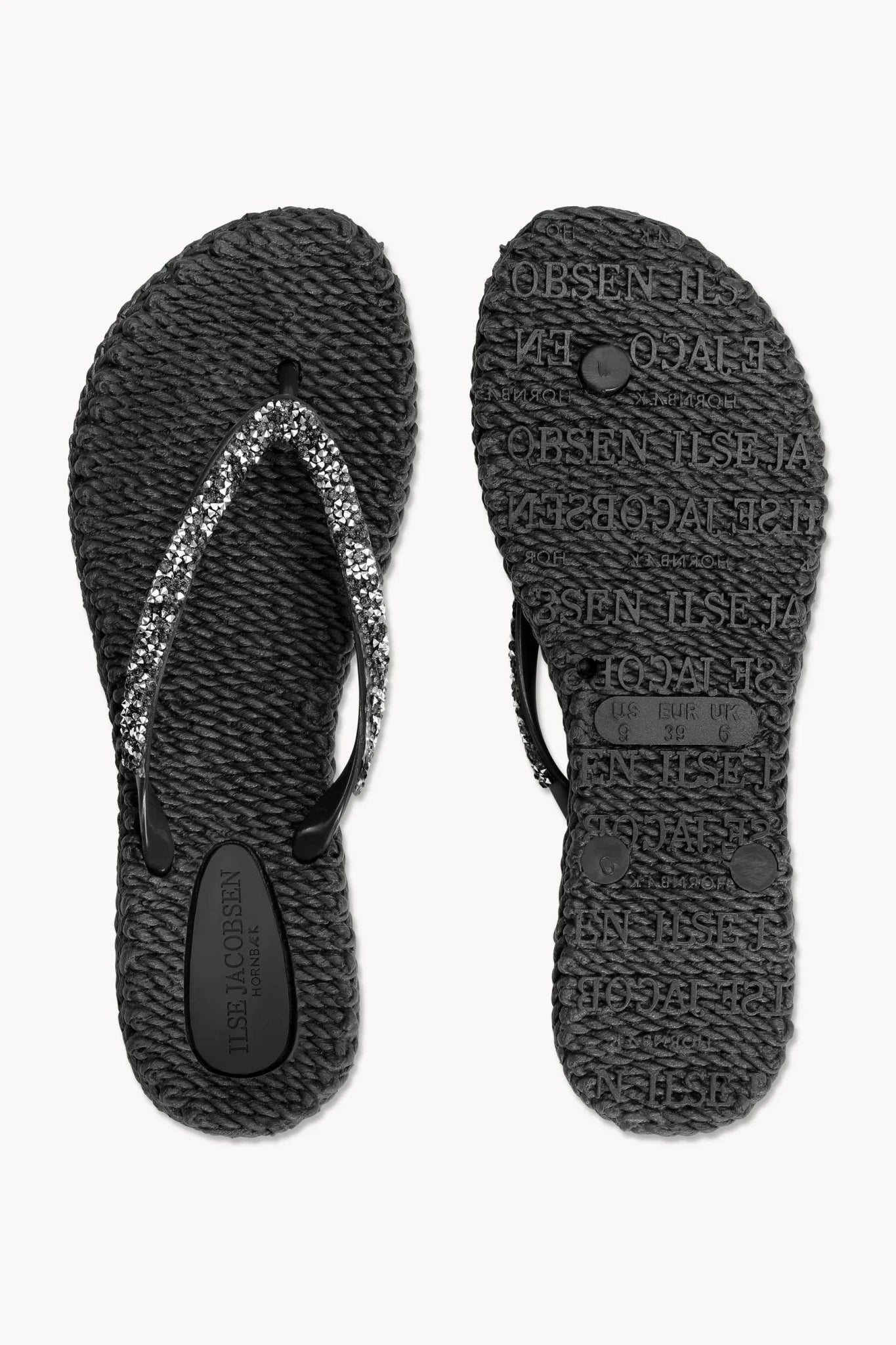 Ilse Jacobsen 155224 sorte flip-flops med remme med strass, vist set ovenfra og nedenfra.