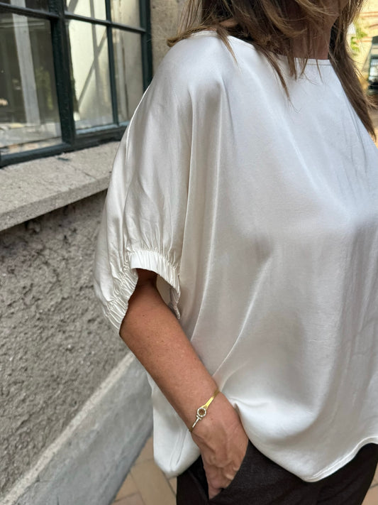  i Off-white. fra Black Colour