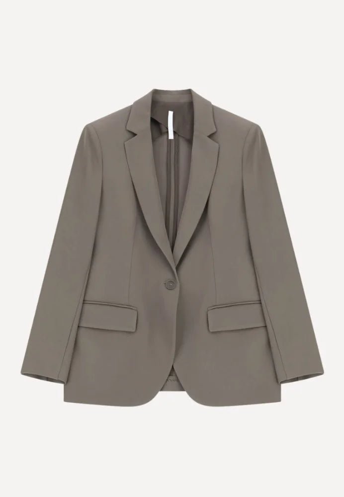 Imperial JV96 Gråbrun: blazer med et række knapper og skrå revers samt to lommer med klap; vist på hvid baggrund.