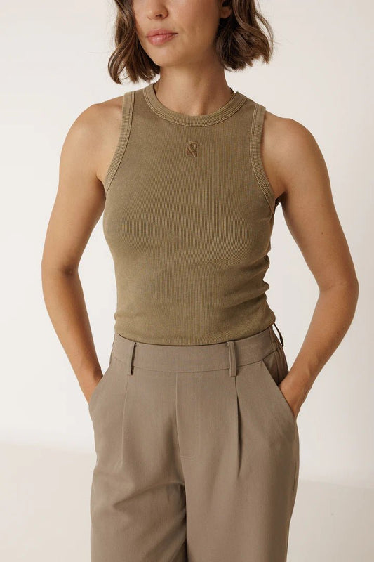  i Khaki fra INDI & COLD