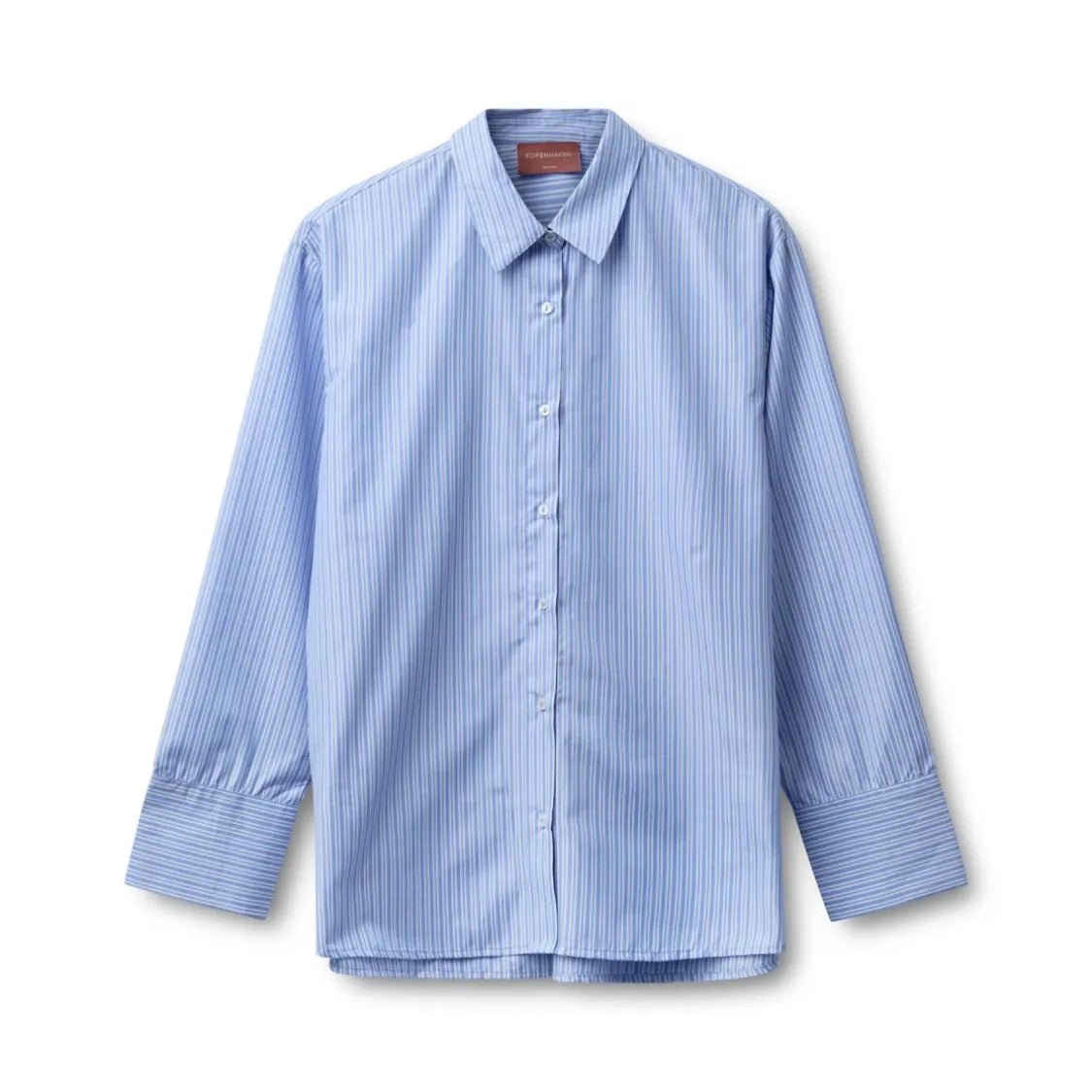 Kopenhaken Henne Blå: Lysblå langærmet bomulds-polyester-bluse med hvide striber, lagt fladt på en hvid baggrund.
