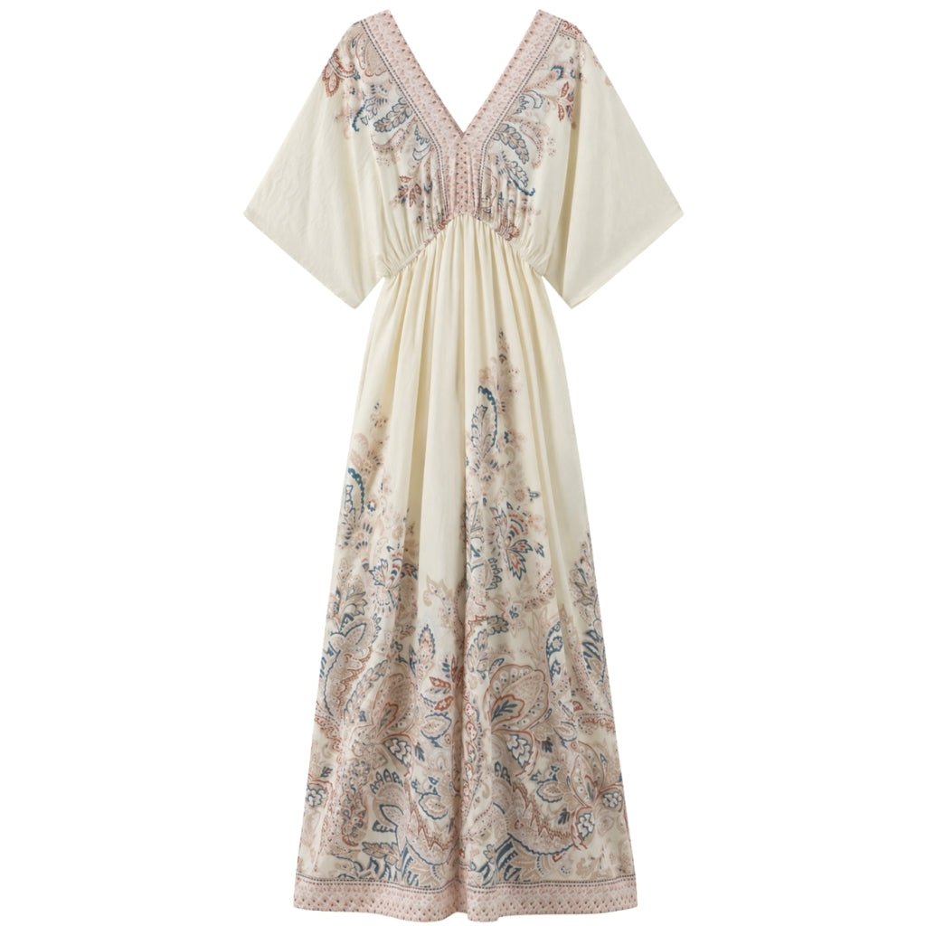 Luxzuz Vibecke off-white maxikjole med flagermusærmer og detaljer i pastelfarvet paisley-mønster.
