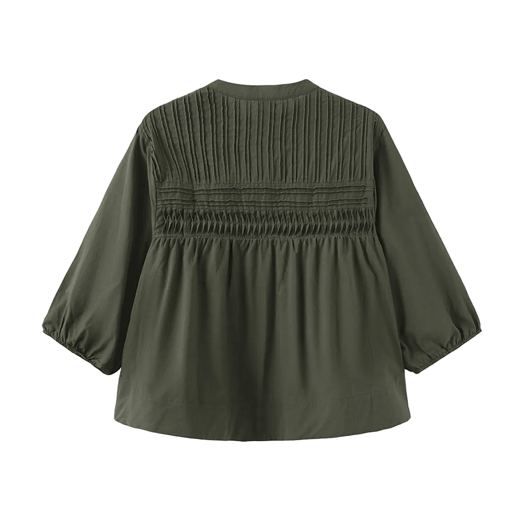Luxzuz 155904 Percha Oliven-bluse med lange ærmer, plissering og smock-detaljer, vist på hvid baggrund.
