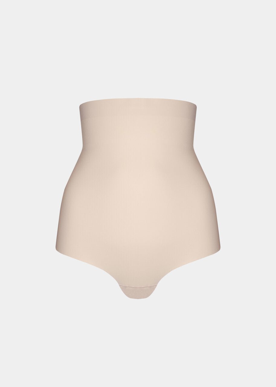 Magic Bodyfashion Maxi Sexy Hi Brief i farven pudder – et nudefarvet formende undertøj med høj talje på hvid baggrund. Sømløst look.