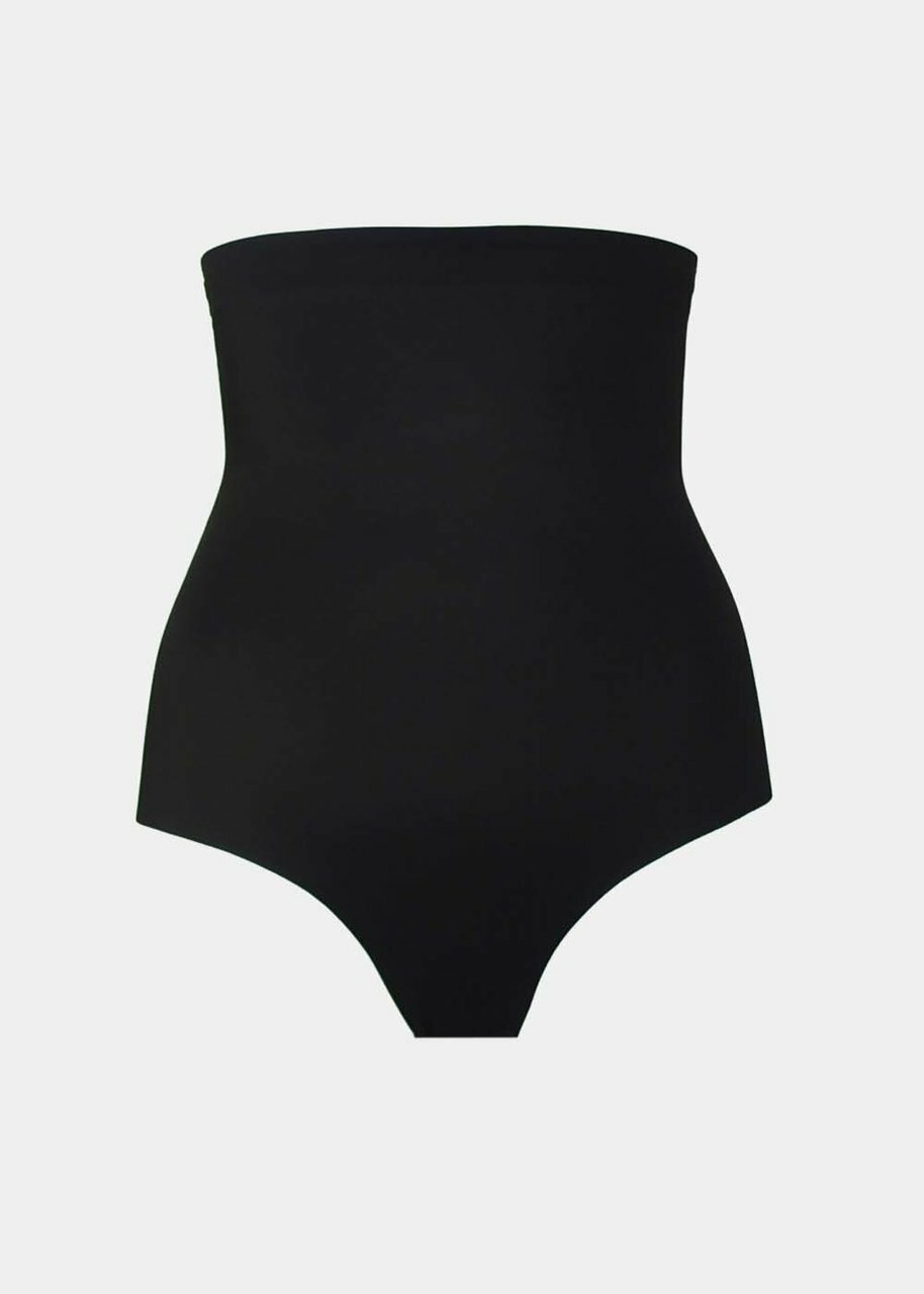 Magic Bodyfashion Maxi Sexy Hi-Brief: sort, højtaljet, sømløs figurformende g-streng på hvid baggrund.