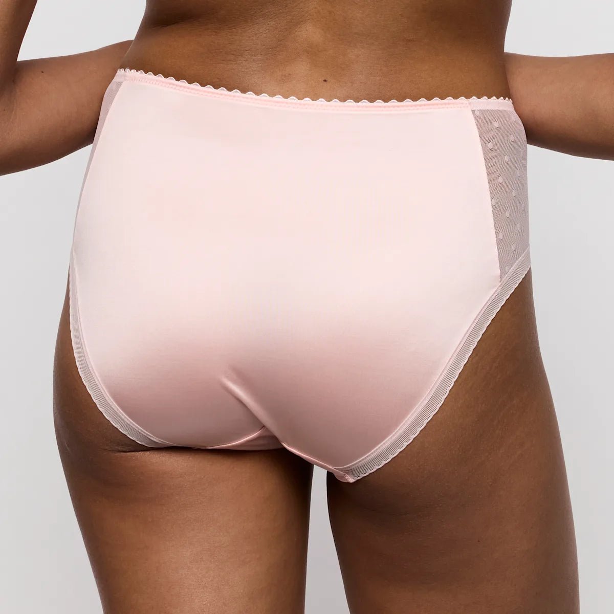 Model iført Marie Jo Noova Gardenia Rose Lyserød maxi-trusse med høj talje og mesh-sider, set bagfra.