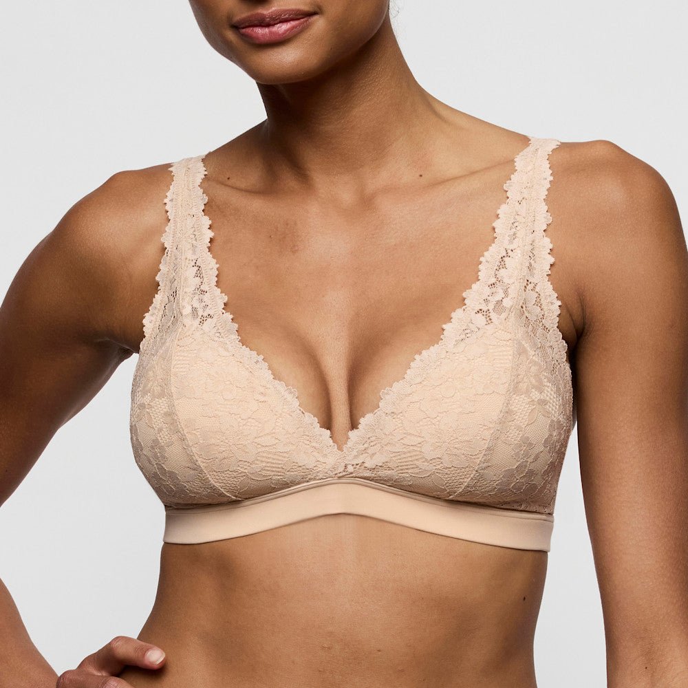 Marie Jo Soft Studio Caffee Latte Pudder-bralette med blonder og bølget kant skaber en feminin silhuet.