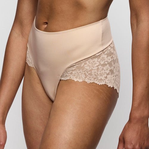 En person iført Marie Jo Soft Studio Caffe Latte Pudder maxi-trusser med blondedetaljer i siderne.