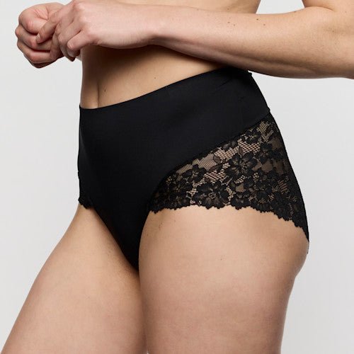 Person iført 154239 | Marie Jo – Soft Studio Black, sort med blomsterblonde i siderne.