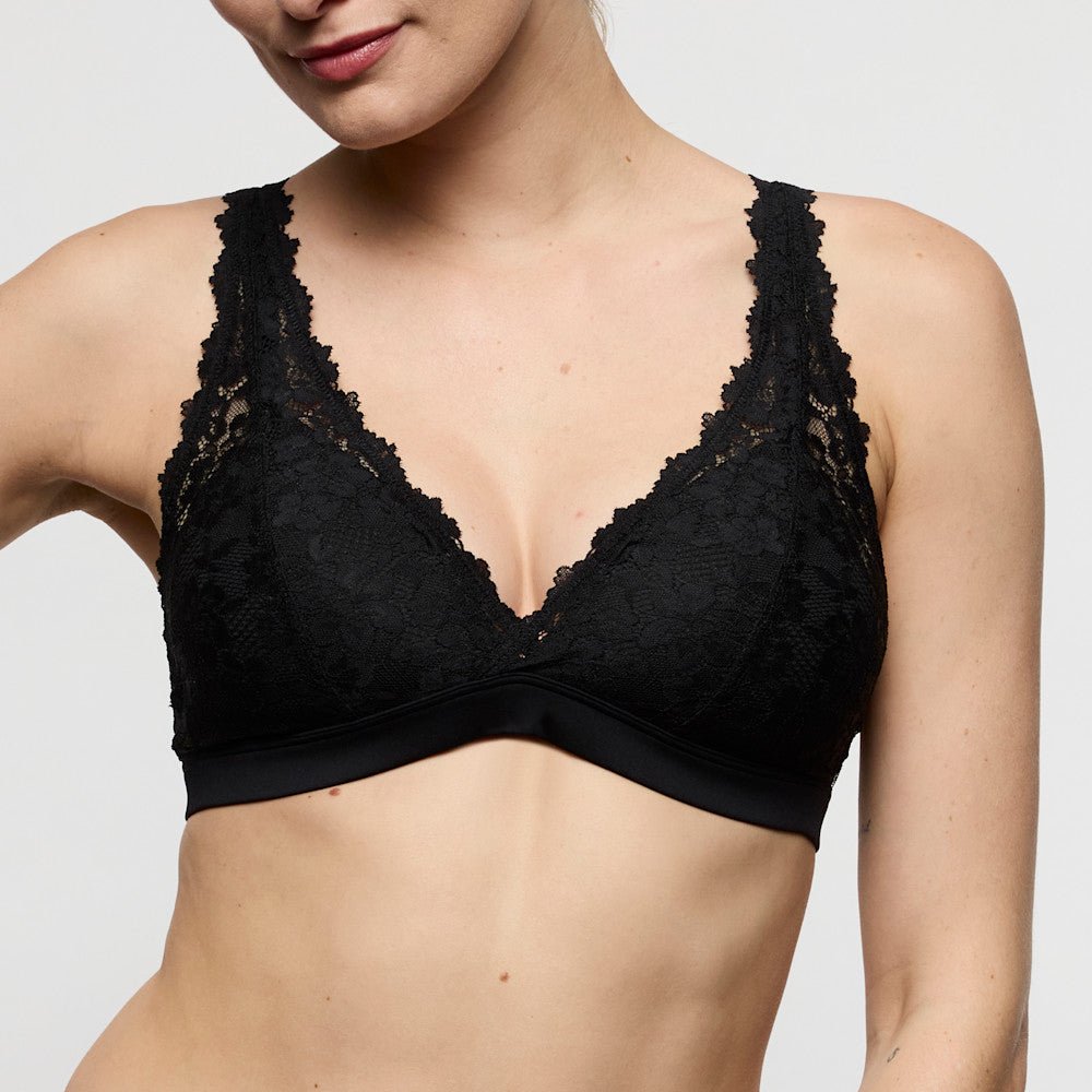 En kvinde viser Marie Jo - Soft Studio Black Sort-bh’en, fotograferet fra skuldrene til taljen på en ensfarvet baggrund.