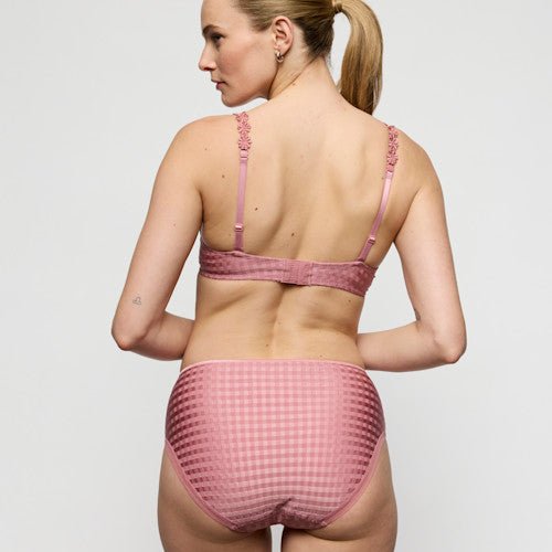 Kvinde, der står med ryggen til, iført bh og trusser fra Marie Jo Avero Ballet Pink Gammelrosa, fotograferet foran en ensfarvet baggrund.
