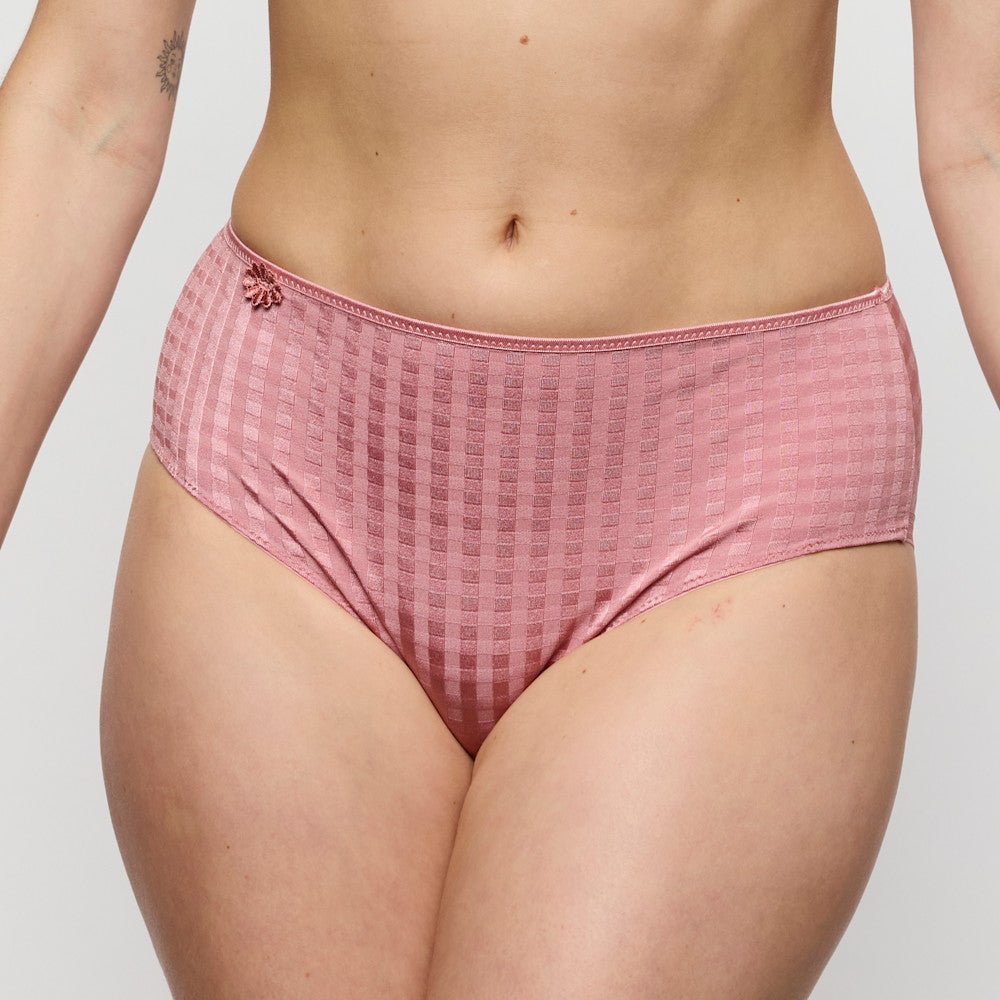 Person iført Marie Jo Avero 154395 maxi-trusse i balletpink med sløjfedetalje, inspireret af den karakteristiske Avero-stil.