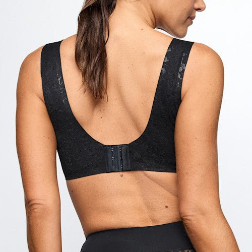 Bagfra set billede af en sort, polstret bralette fra Marie Jo – SOFT STUDIO, model ZWA, med rund rygudskæring, brede stropper og hægte- og øje-lukning.