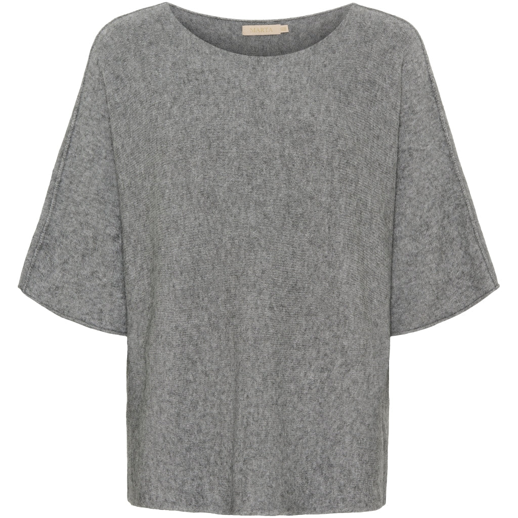 Grå, løstsiddende Sia-strikbluse fra Marta du Château, model 148660, vist på en ensfarvet hvid baggrund.