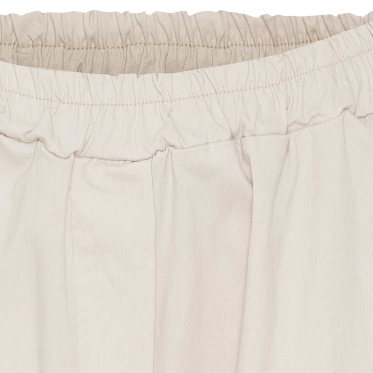 Nærbillede af Marta du Château Raffaella Beige-bukser med elastisk linning og rynket overdel, der giver et afslappet look.