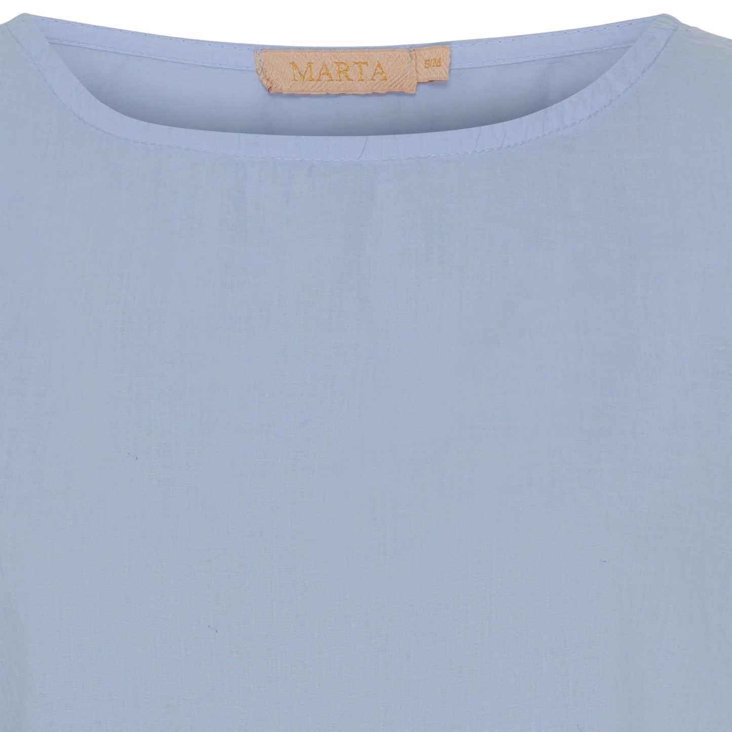 Nærbillede af Marta du Château’s Kasimira Lyseblå-bluse med beige mærkeetiket inde i halsudskæringen.