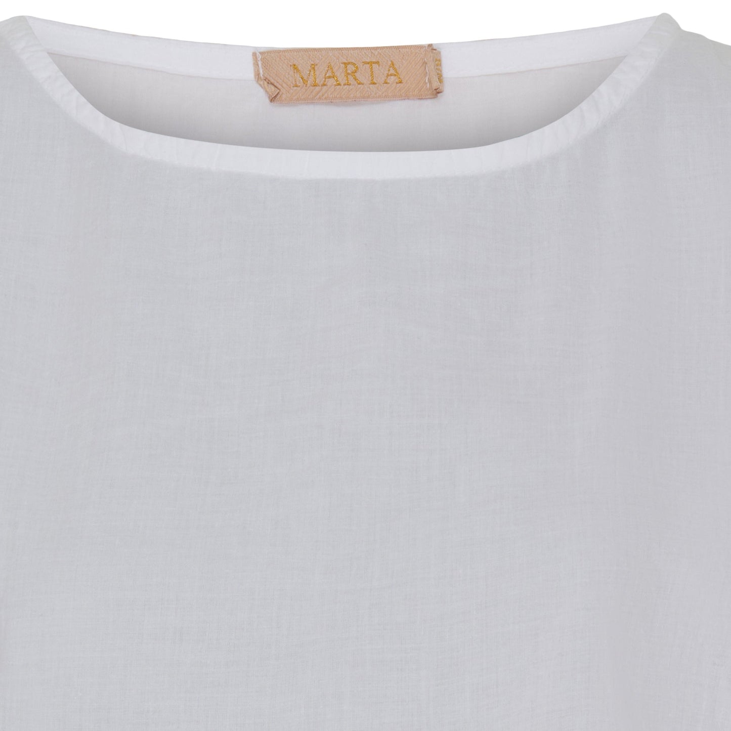 Nærbillede af en hvid Marta du Château Kasimira-bluse med et beige mærke syet indvendigt ved halsudskæringen.