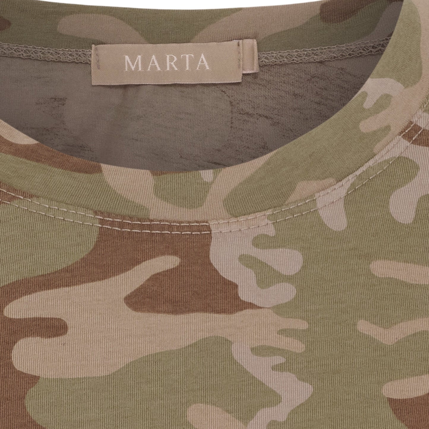 Nærbillede af kraven på en camouflage-T-shirt med et påsyet beige Marta du Château-mærke, modellen Estrid Army mønstret.