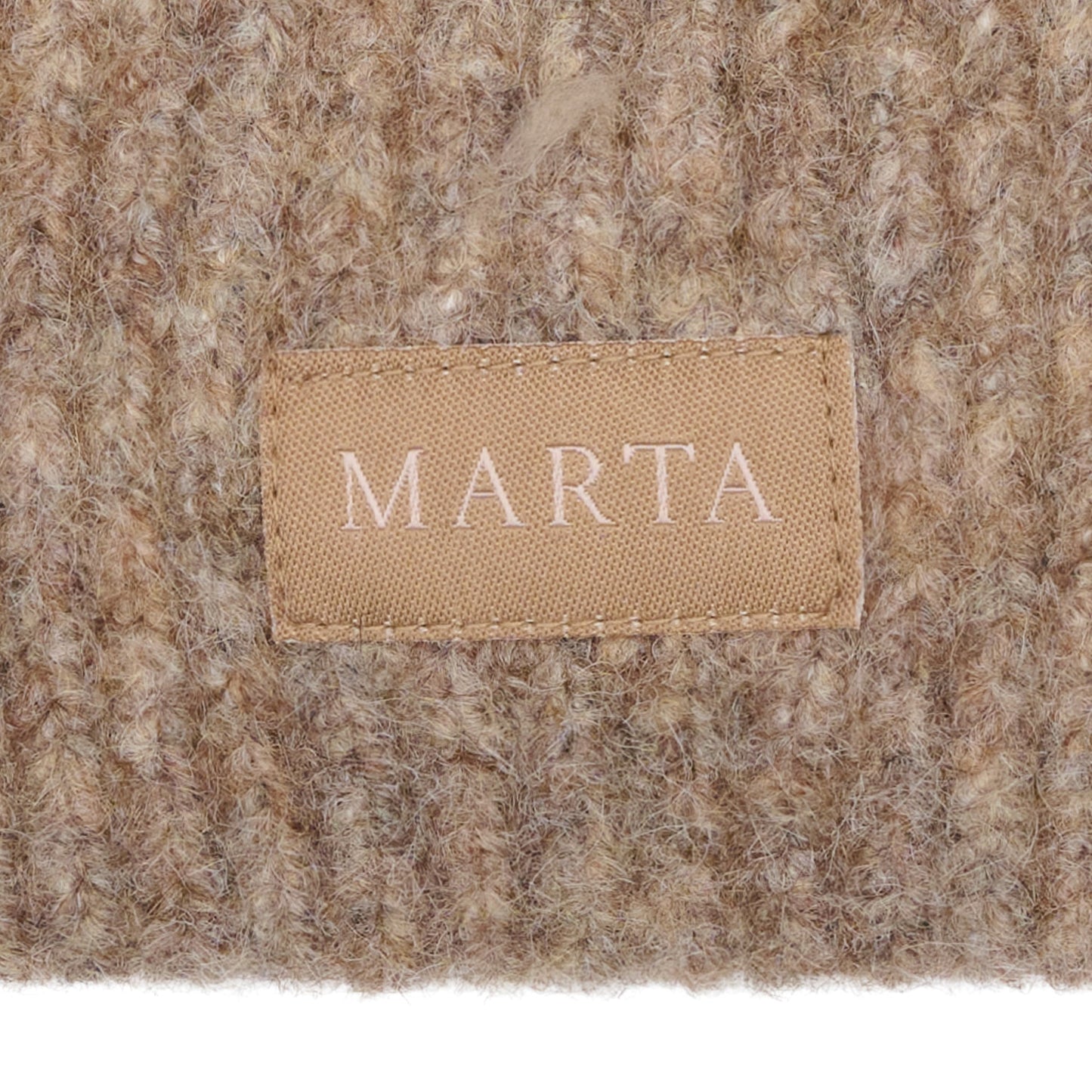 Nærbillede af 152742 Marta du Château Rib Beanie i lysebrun, fremstillet af genanvendt polyester med mærkeetiket.