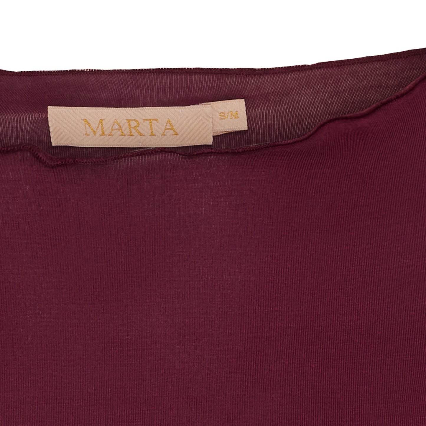 Nærbillede af kraven på en Leonora Bordeaux-T-shirt med et beige Marta du Château-mærke i størrelse S/M.