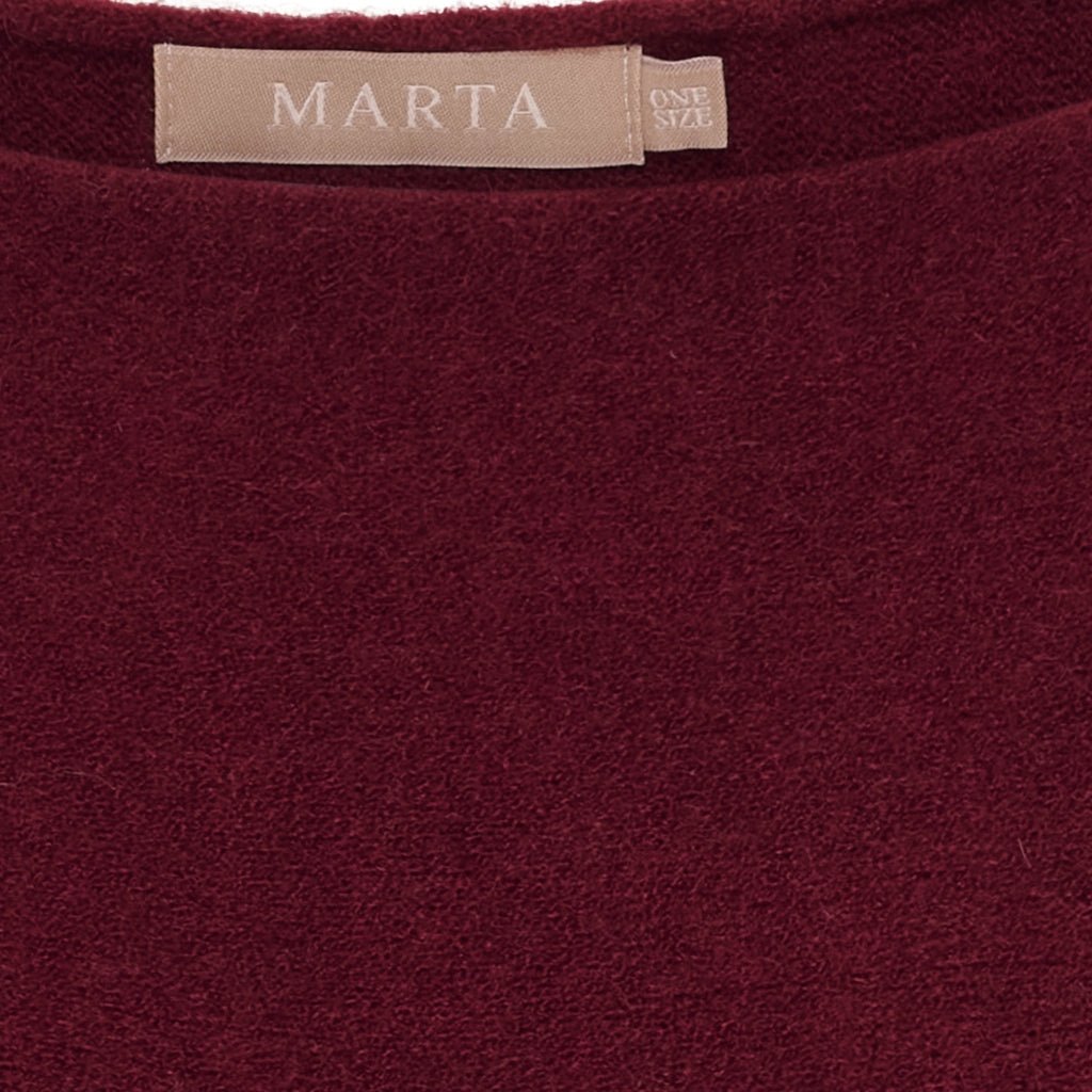Et nærbillede af en Marta du Château-kasket i farven Bordeaux med hyldeblomst-mønster og en etiket, hvor der står »MARTA« og »ONE SIZE«.