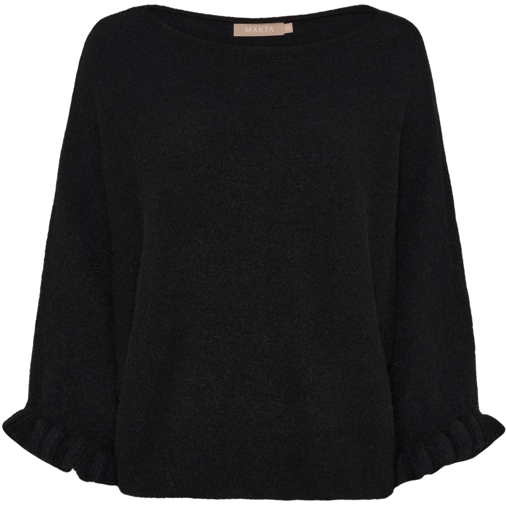 Marta du Château Edelflower Model: Sort sweater med bred halsudskæring, flæset manchetter og elegante flagermusærmer.