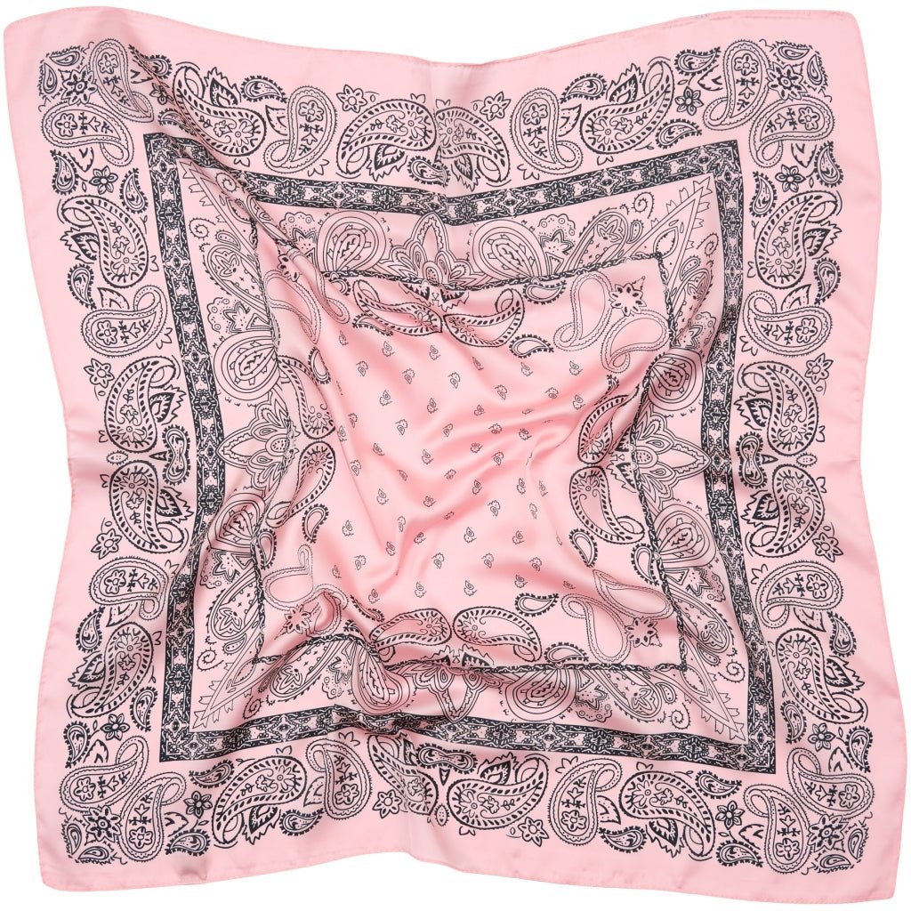 Marta du Château Juline Rosa: lyserødt paisley-tørklæde med sorte mønstre, let krøllet for et elegant look.