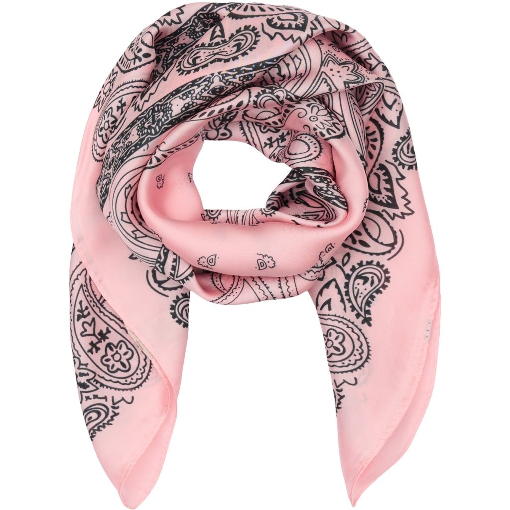 153385 | Marta du Château - Juline Rosa: Lyserødt silketørklæde med sort paisley-mønster, pænt foldet på en hvid baggrund.