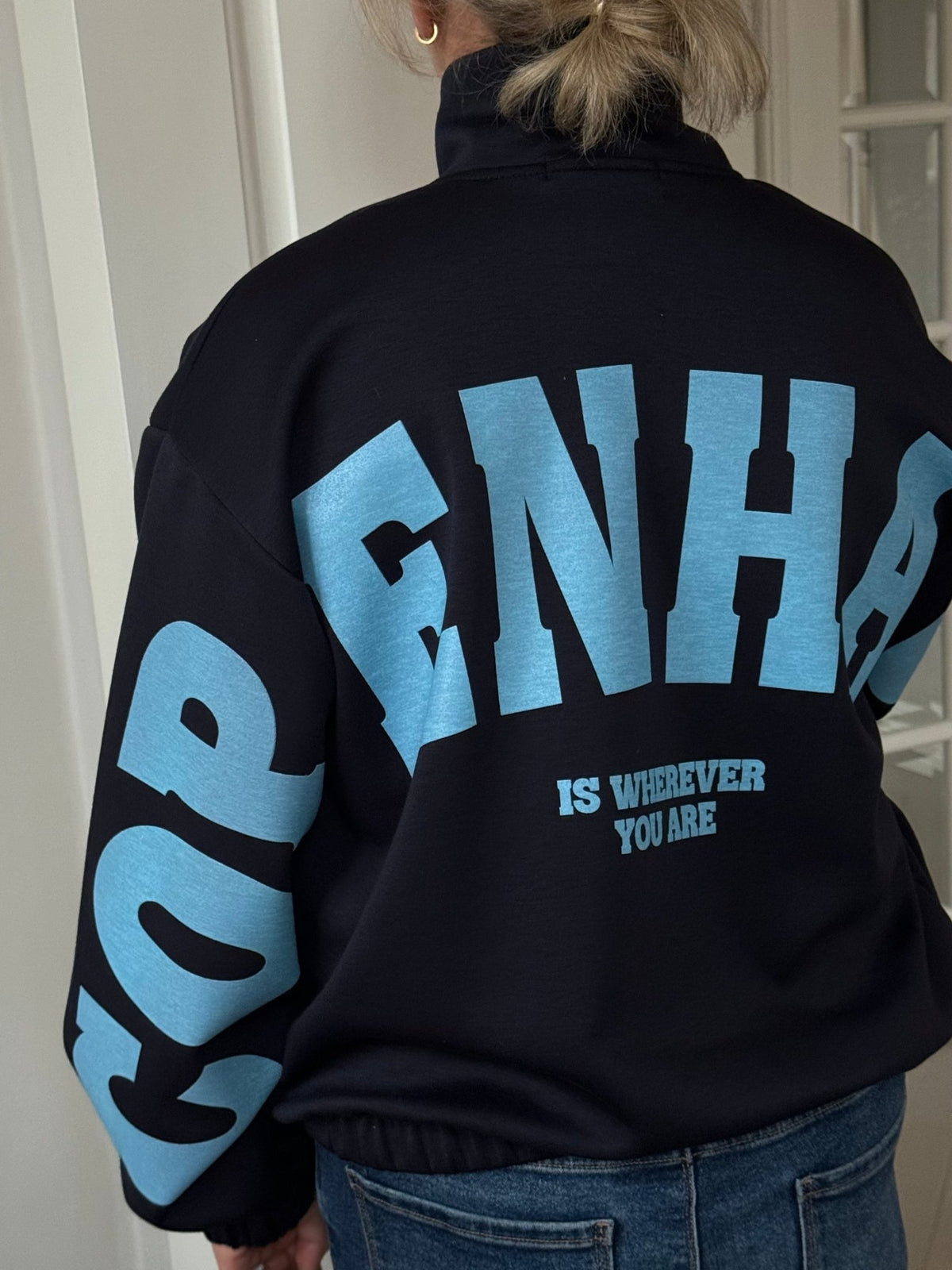 T-shirt fra Marta du Château – Nete Mørkeblå med blå tekst »COPENHAGEN IS WHEREVER YOU ARE« på ryggen og ærmet.