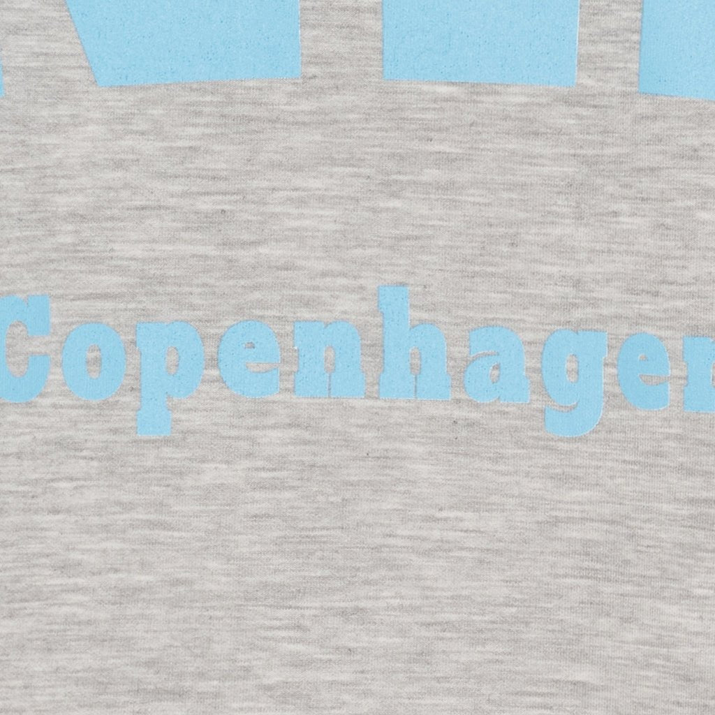 Ordet »Copenhagen« i lyseblåt på en Hibiscus Blå Marta du Château-sweatshirt.