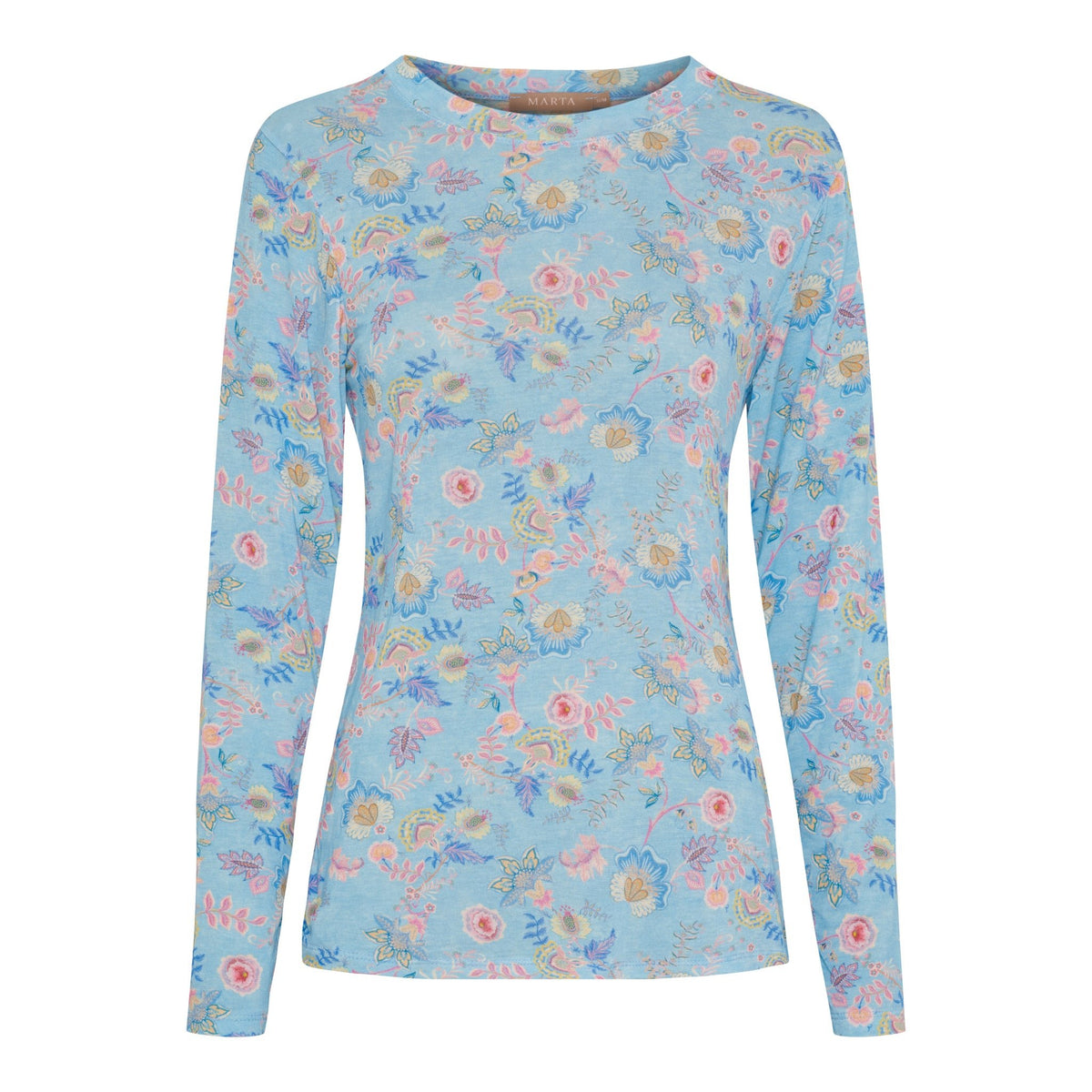 Elissa-bluse fra Marta du Château i lyseblå med blomsterprint foran og på ærmerne, der giver et farverigt præg.