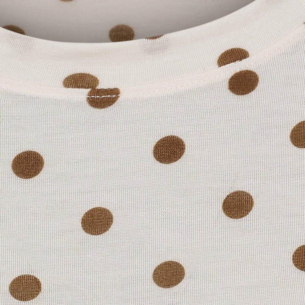 Nærbillede af Marta du Château Elissa Off White T-shirt med brunt tryk og rund halsudskæring.