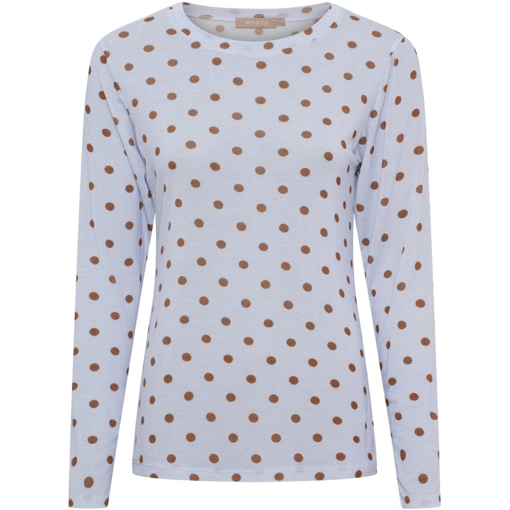 Marta du Château Elissa T-shirt, lyseblå med brune prikker, vises på hvid baggrund.