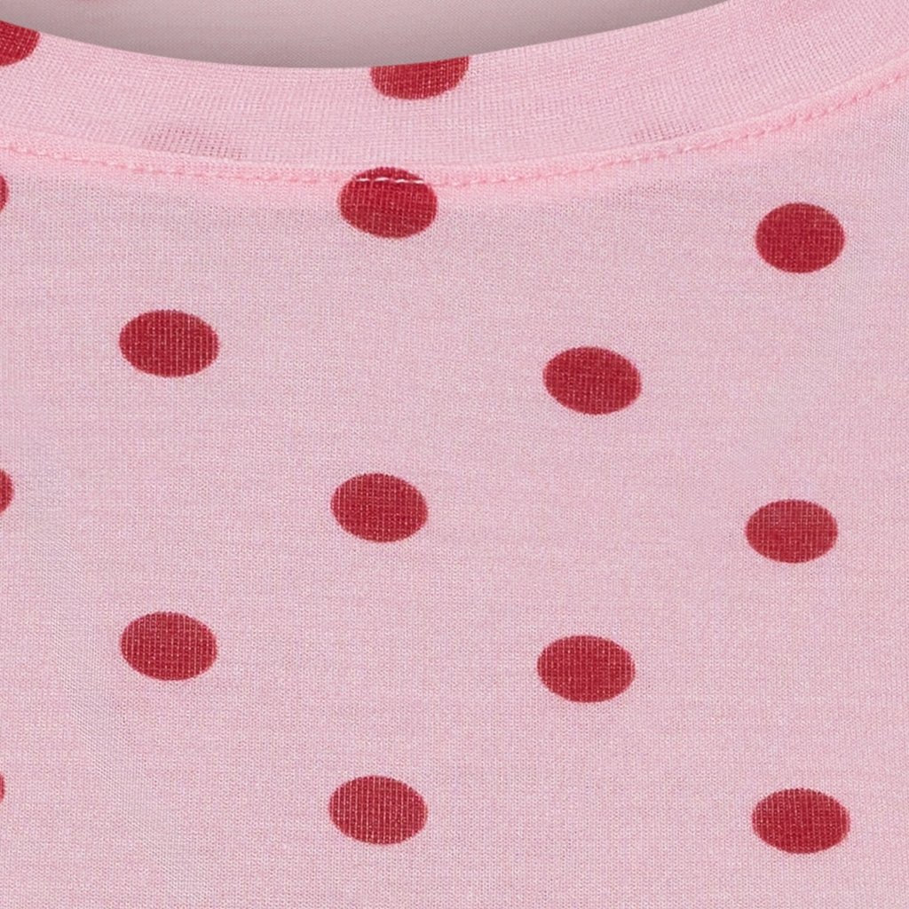 Nærbillede af den lyserøde Elissa Lyserød-T-shirt i mesh fra Marta du Château med røde prikker i jævne mellemrum.