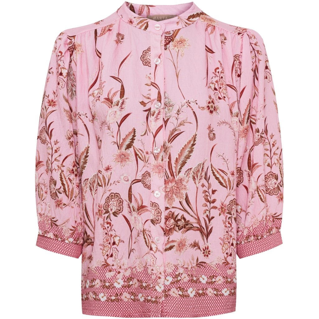 Marta du Château Destiny Rosa-bluse med blomster- og bladmønster, 3/4-ærmer og mønstrede nederkanter og manchetter.