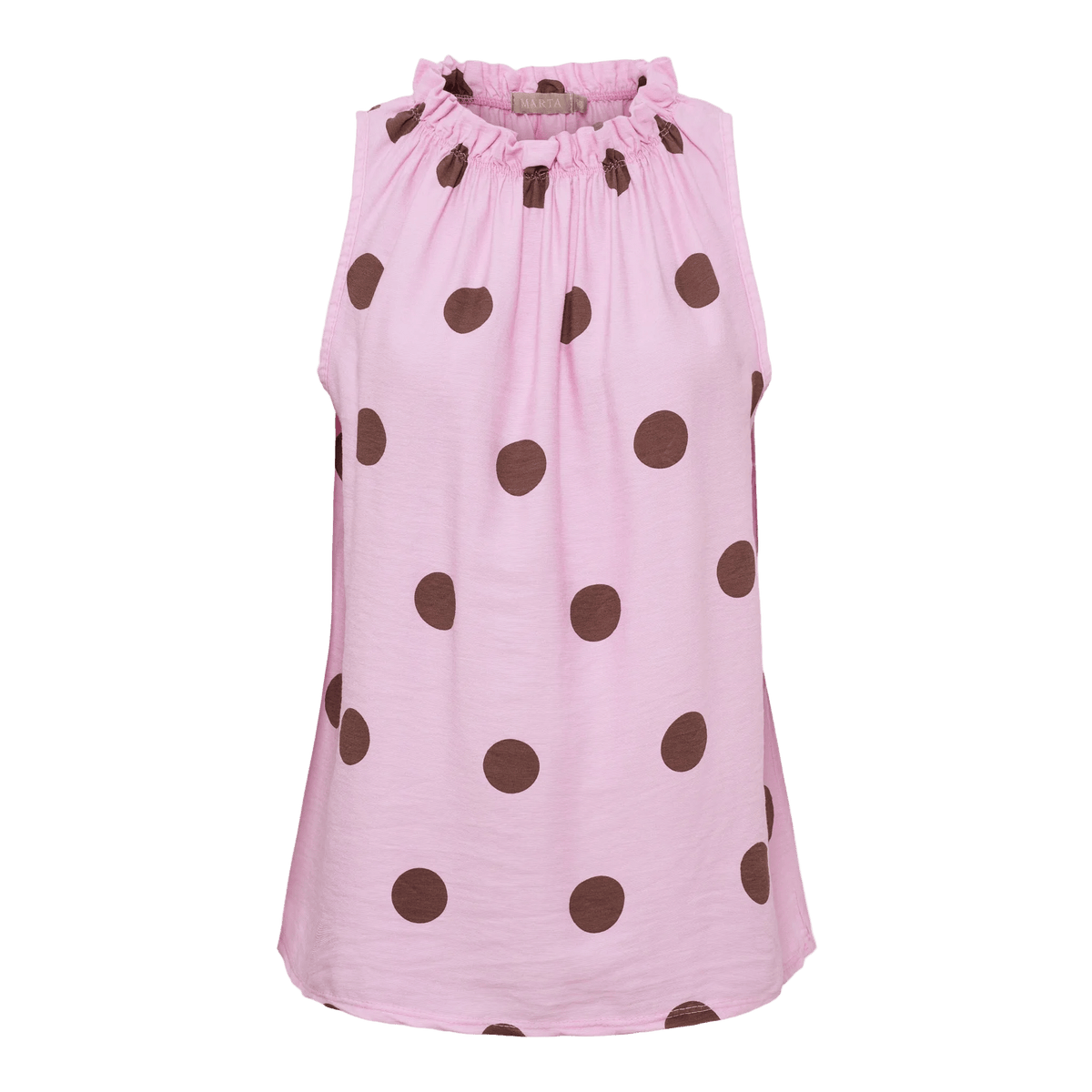 Marta du Château – Lucina Pink: En lyserød bluse med høj krave med flæser og brune prikker.