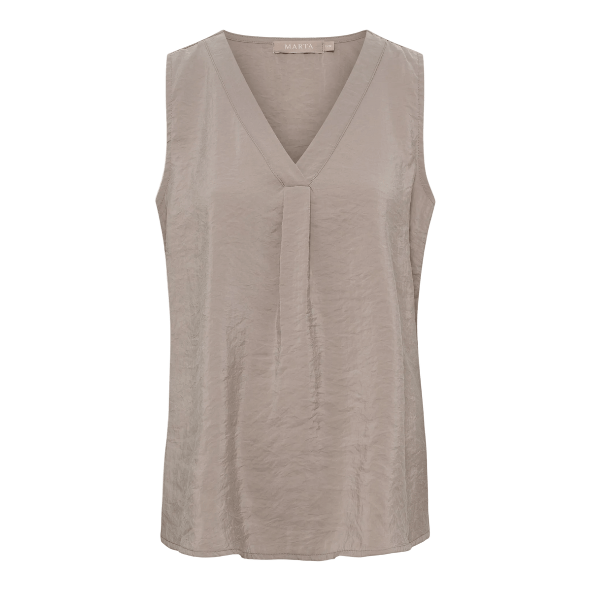 Taupe 155031 Marta du Château – Opaline Lysebrun ærmeløs bluse med V-udskæring og plisseret detalje foran.