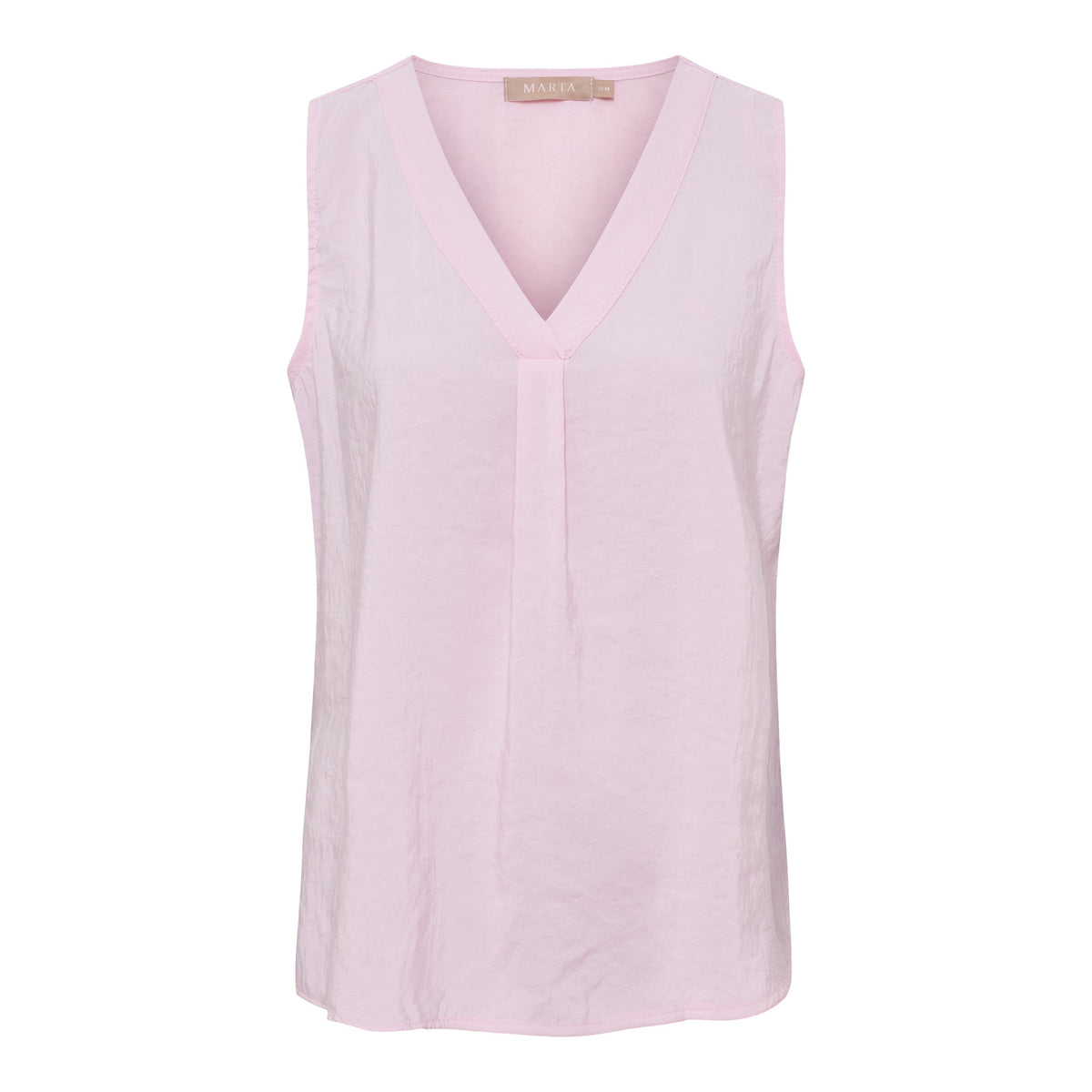 155032 | Marta du Château – Opaline Pink: Ærmeløs, lyserød bluse med V-udskæring i let stof, hvid baggrund.