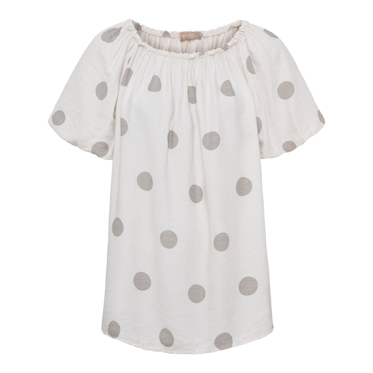 Marta du Château 26136 Beige bluse med store lysegrå prikker og elastisk, rynket halsudskæring.