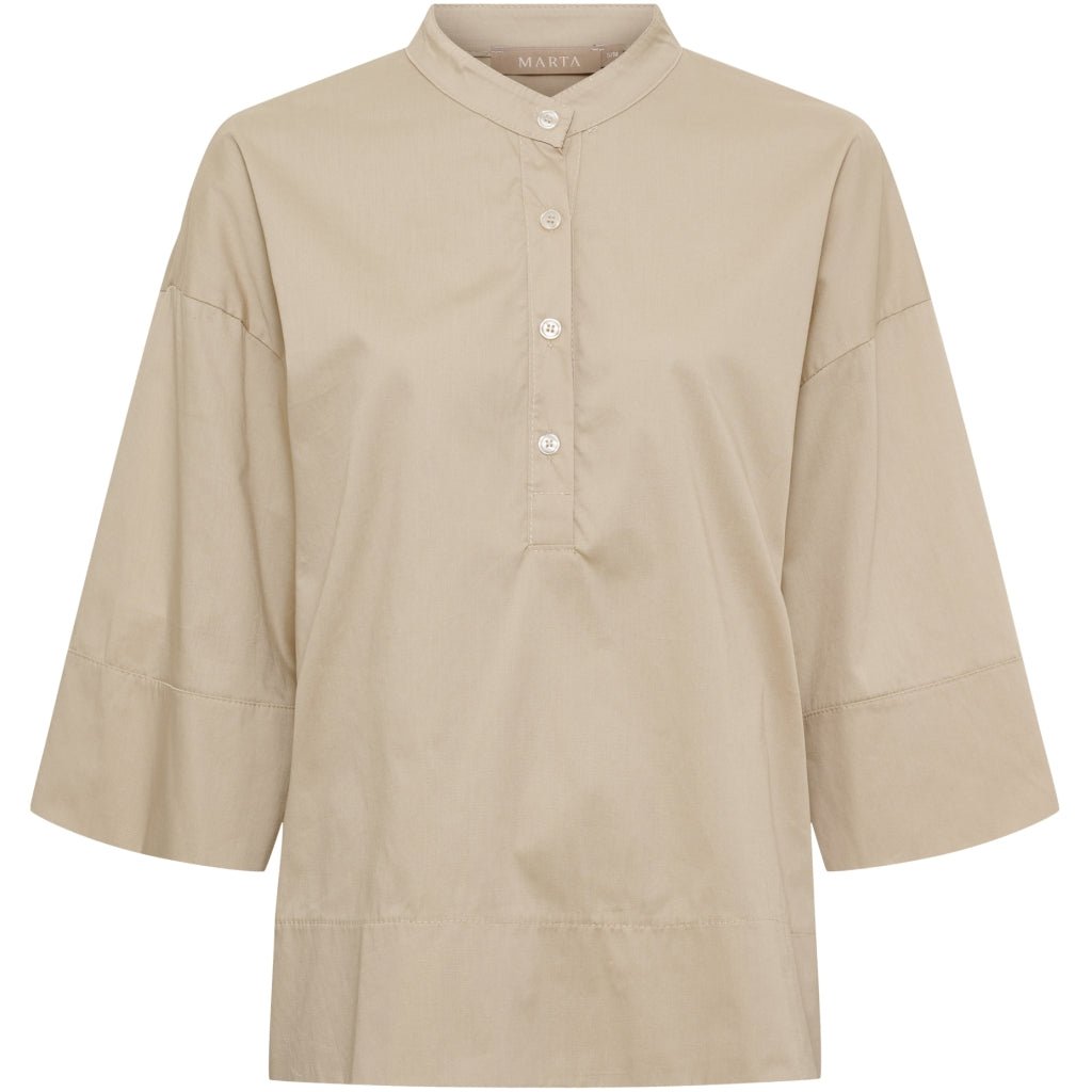 Marta du Château Ginger Beige-bluse 155426: lange ærmer, knaplukning, mandarinkrave. Vist på hvid baggrund.