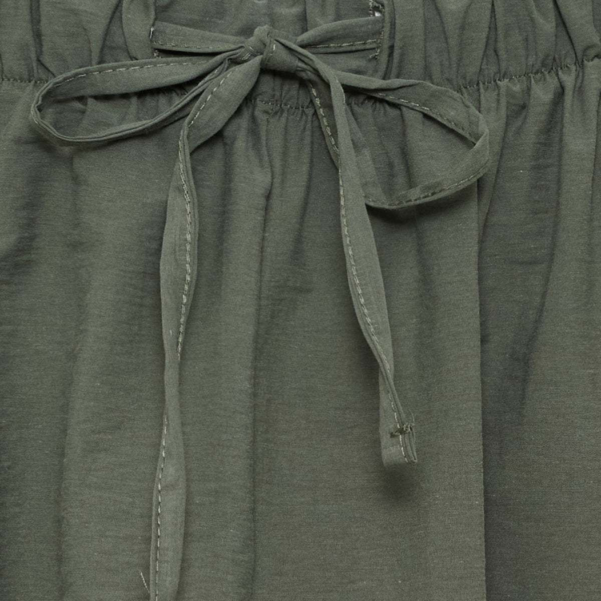 Nærbillede af Marta du Château 155440 Soleil-nederdel i militærgrøn med elastisk linning og sløjfe foran.