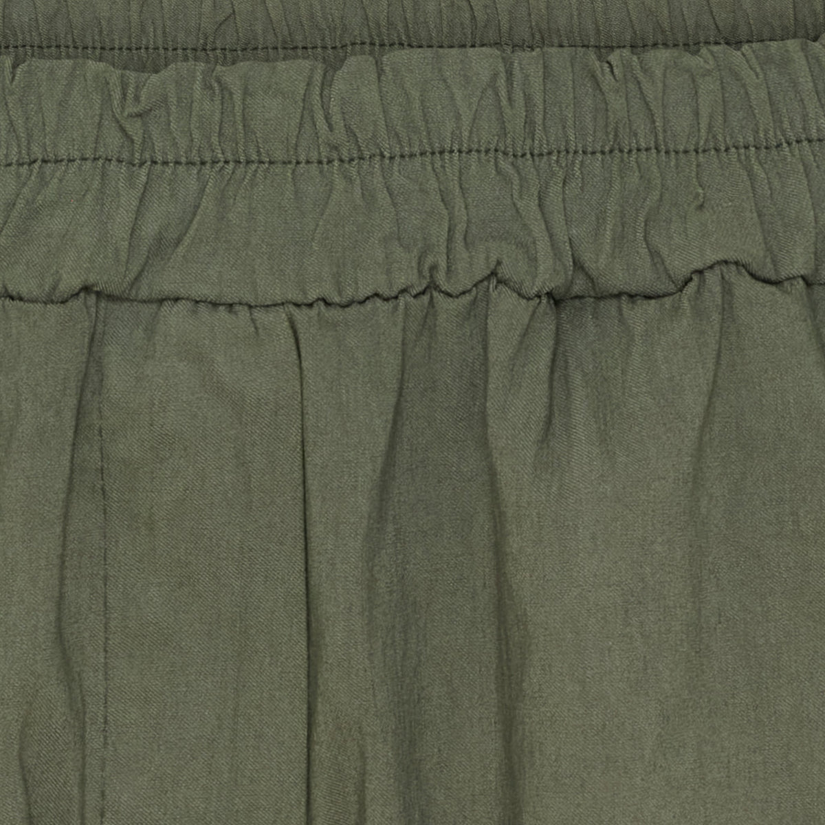 Nærbillede af Marta du Château 155455 Raffaella Grøn-bukser med elastisk linning og syede detaljer.
