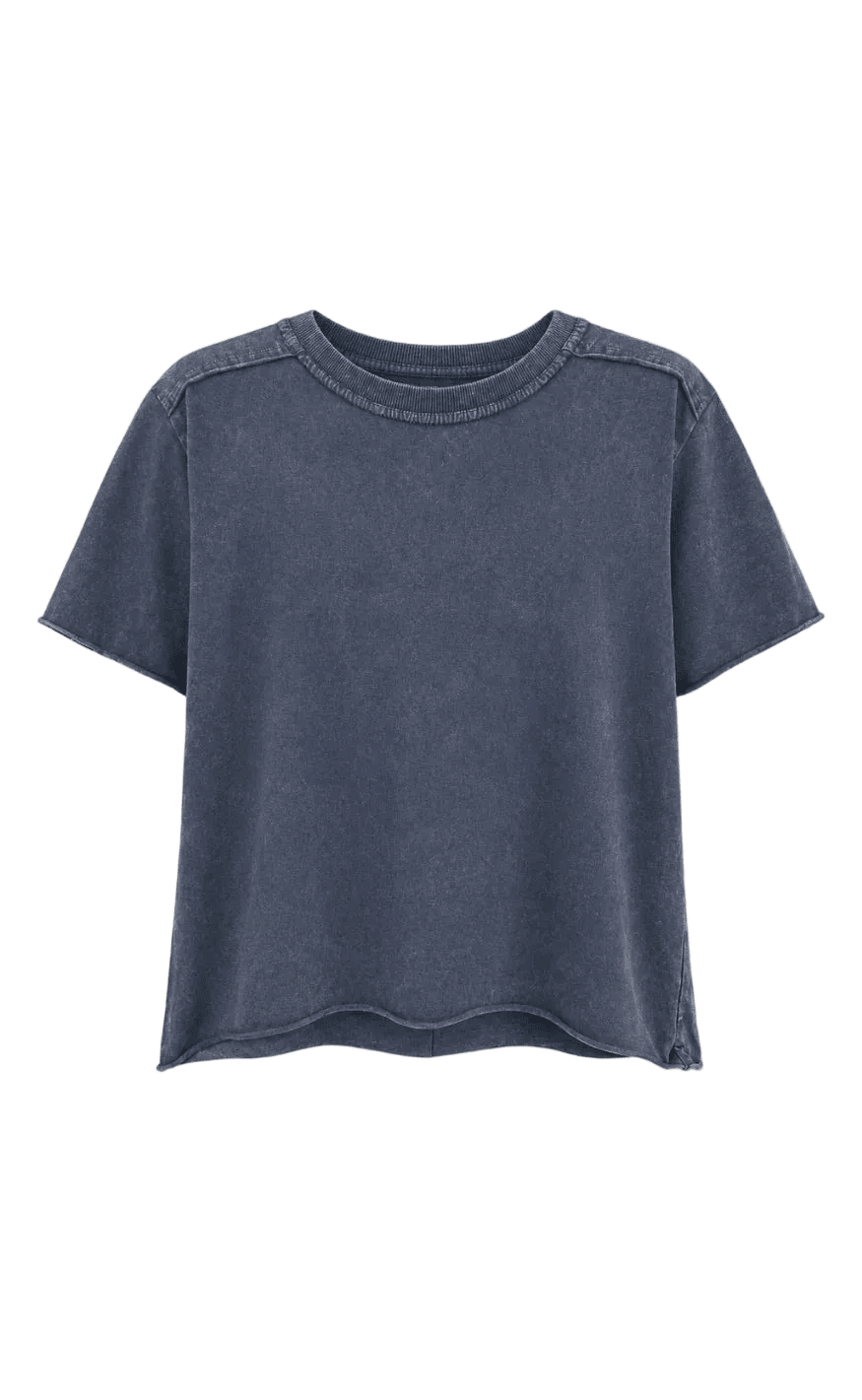 Marta du Château Alouette mørkeblå T-shirt: korte ærmer, rund hals, rå kant, vasket look, på hvid baggrund.