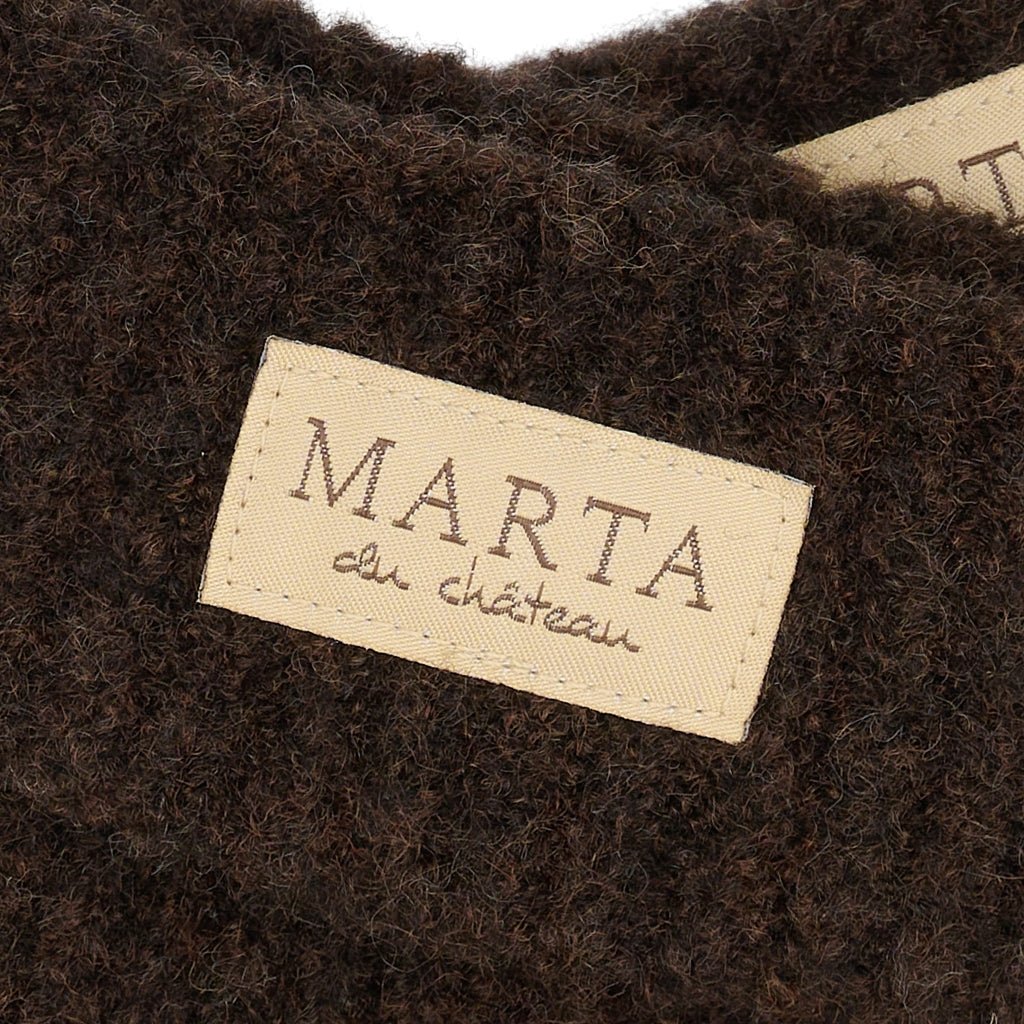 Nærbillede af Marta du Château – MDCLindsey Mørkebrun, brunt uldstof med et beige Marta du Château-mærke syet på.