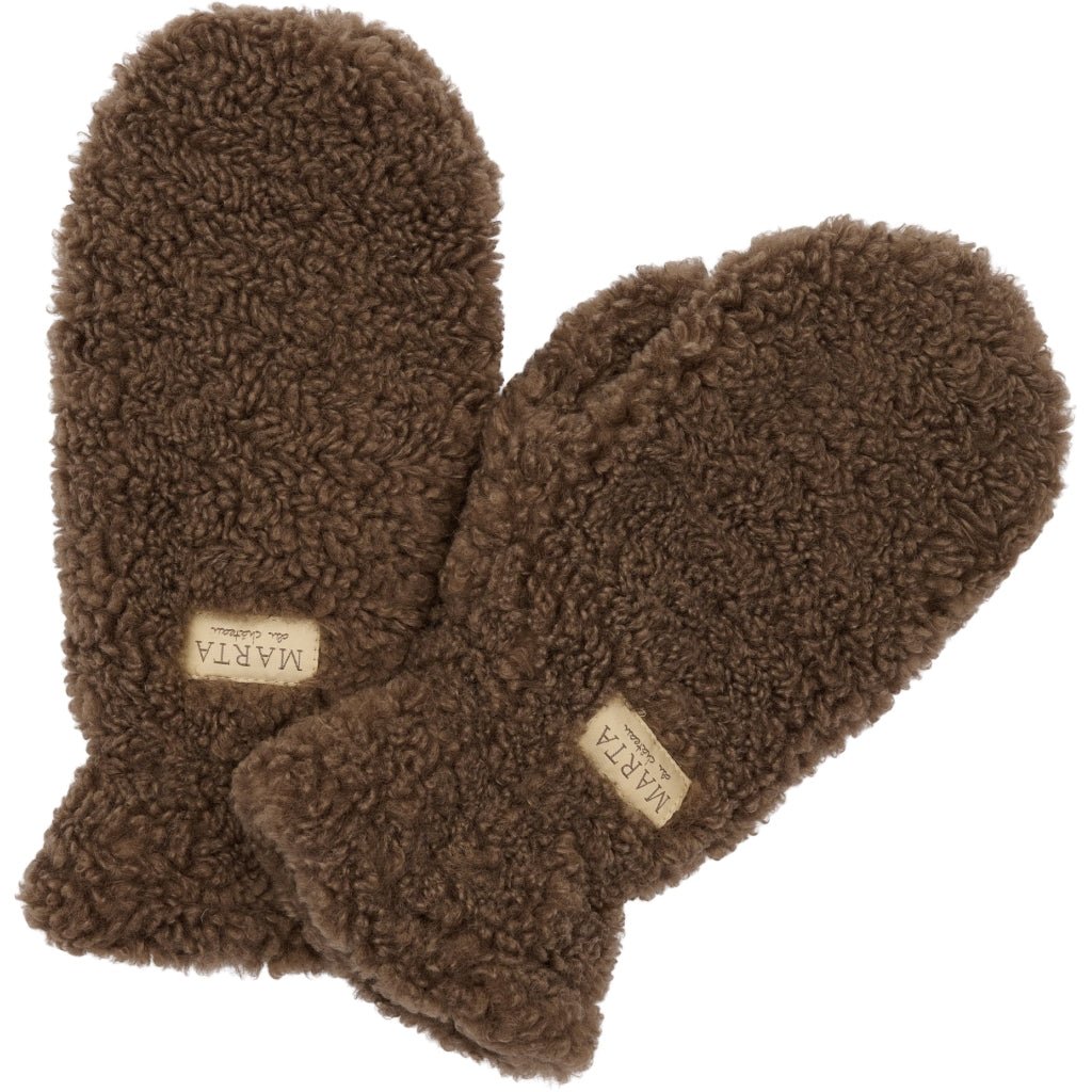 Et par brune vanter i teddy-look med struktureret overflade, forsynet med Marta du Château-mærker på hver manchet.