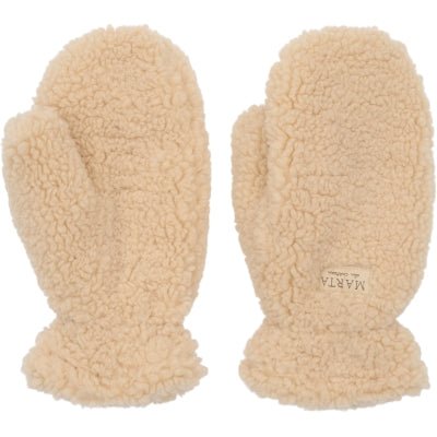 Marta du Château MDCNadi Sand: beige, bløde fleece-luffer med teddy-look og et lille mærke på den ene luffe.