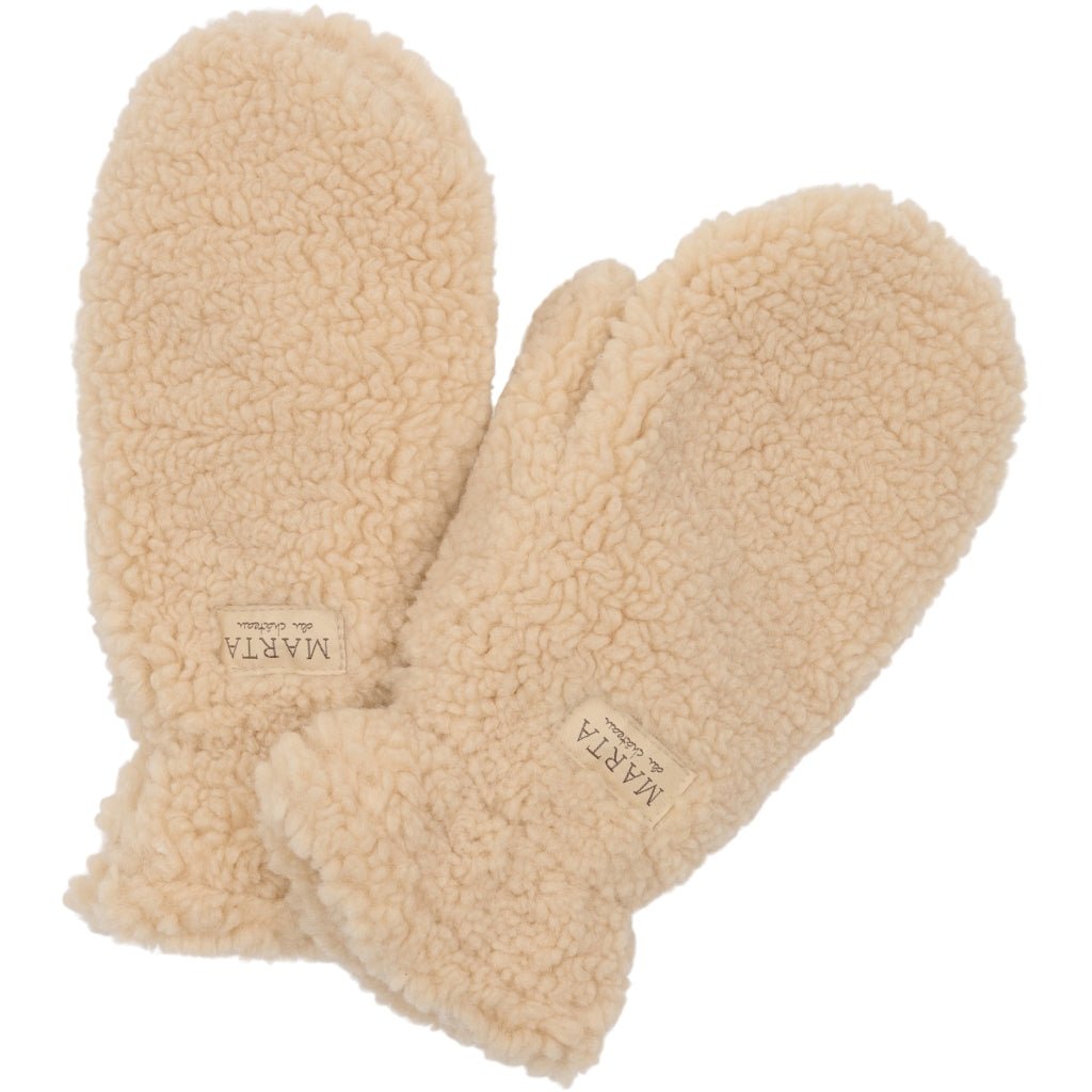 Et par beige fleece-luffer af modellen MDCNadi Sand fra Marta du Château med teddy-look og en behagelig, blød tekstur.