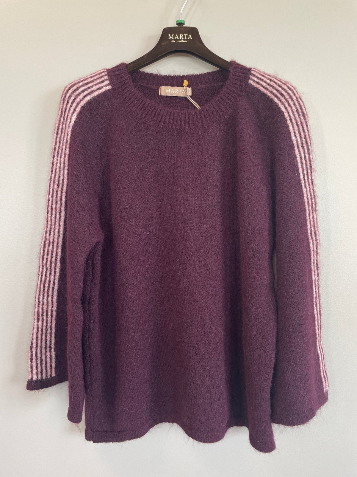 Marta du Château MDC Velora Bordeaux – en dybt lilla langærmet sweater med lyserøde striber på skuldrene og ærmerne.