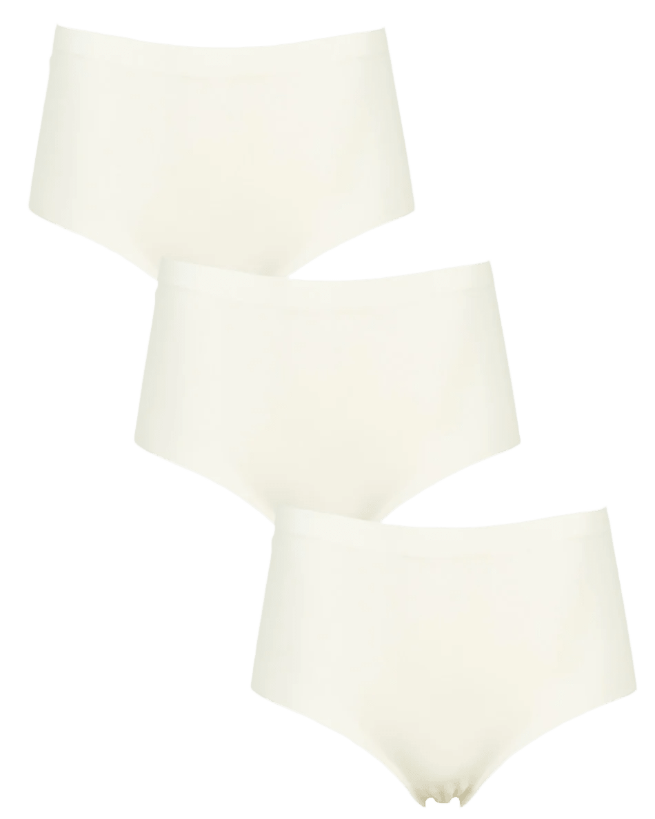 Tre par Missya Seamless-trusser i farven »Off White« 3-pak er stablet diagonalt på en hvid baggrund.